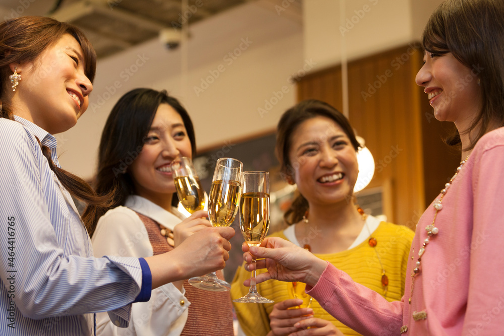 乾杯する女性4人 乾杯する女性4人