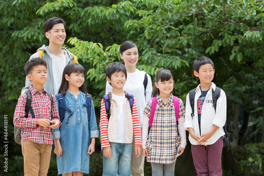 遠くを見る小学生と先生