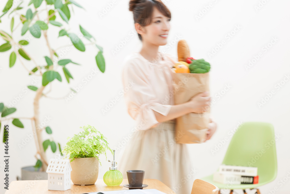 買い物袋を持つ女性 買い物袋を持つ女性