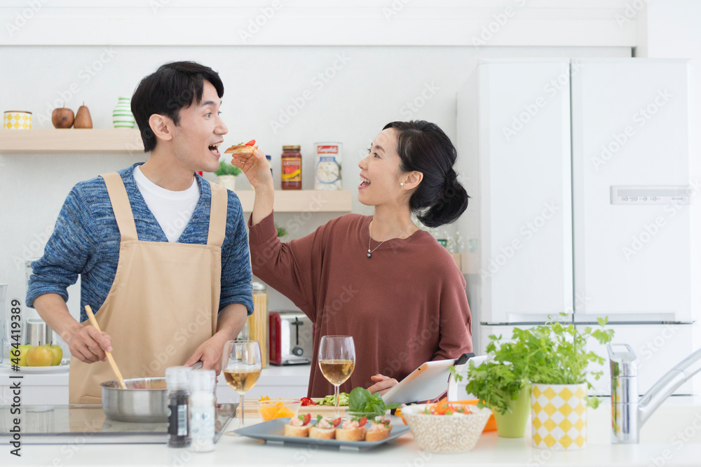 キッチンにいる男女 キッチンにいる男女