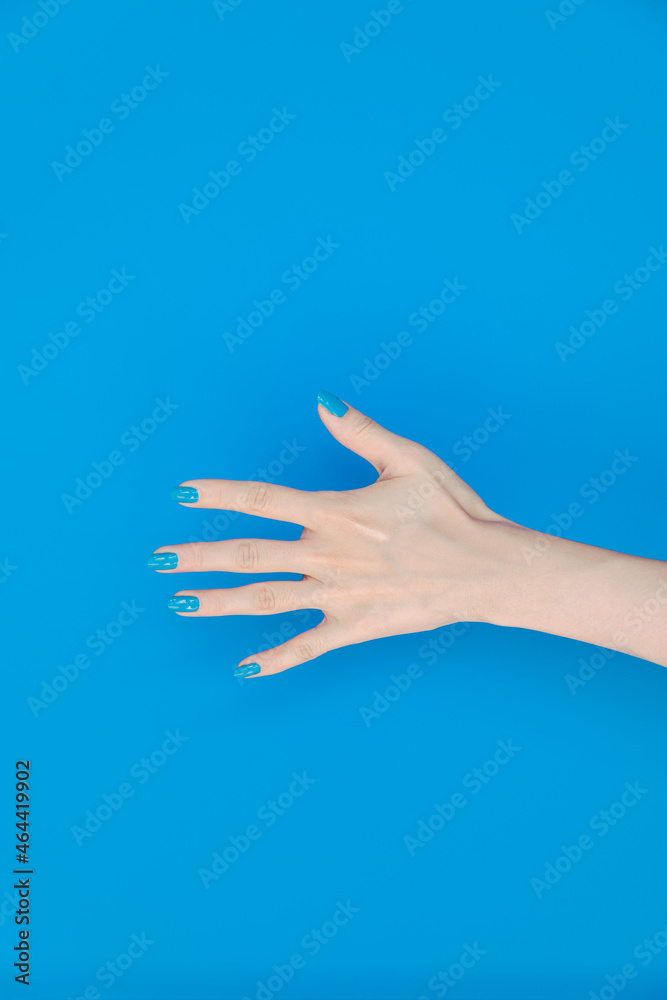 hand showing number five In front of the blue background
