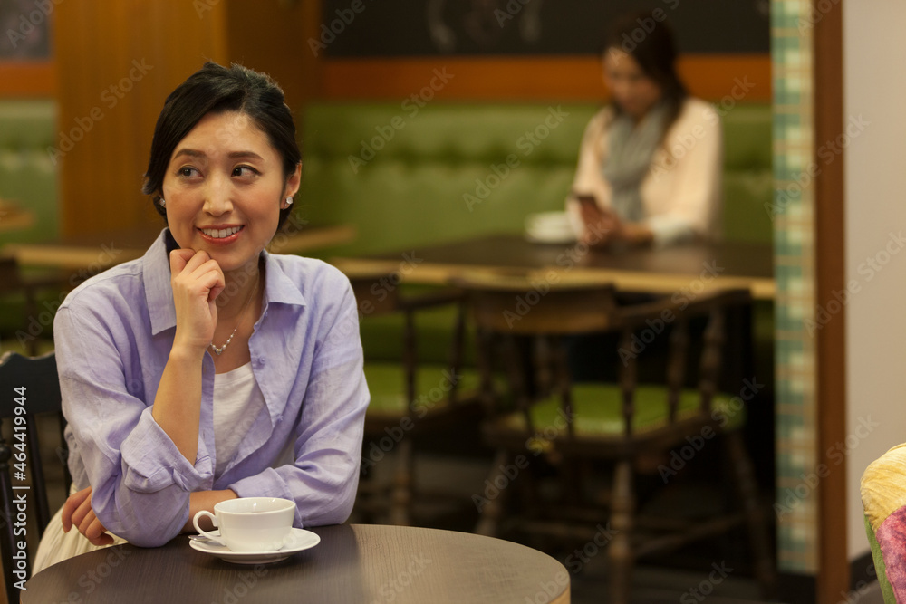 カフェで座っている女性 カフェで座っている女性
