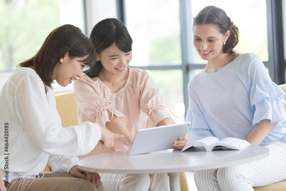 iPadを見ている女子大生 iPadを見ている女子大生