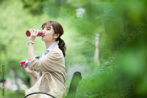 水筒を持つビジネス女性 photo