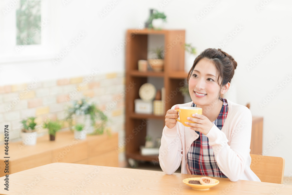 ホットドリンクを飲む女性