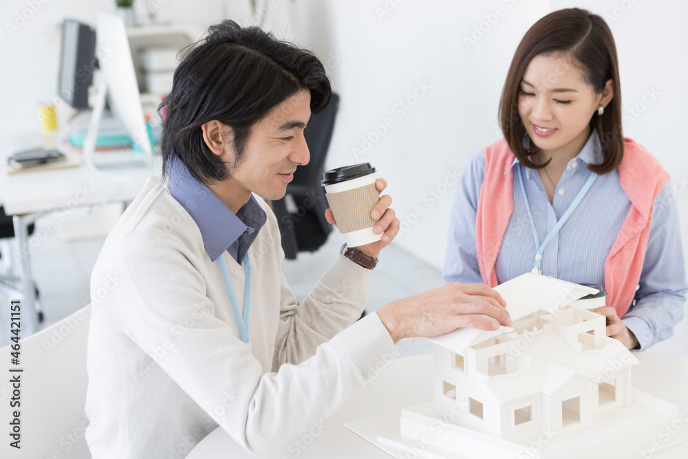 打ち合わせするビジネス男女 打ち合わせするビジネス男女
