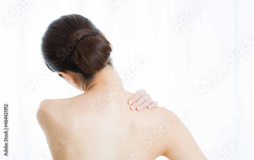 肩のマッサージをする女性 photo