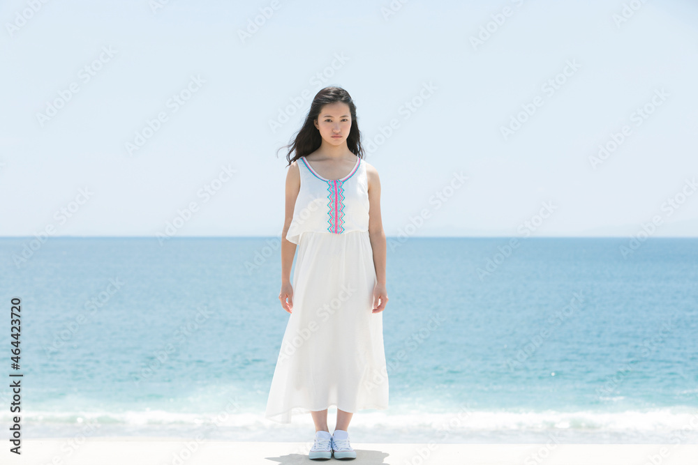 海辺に佇む女性 海辺に佇む女性