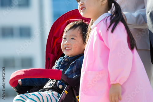 ベビーカーに乗る男の子 photo