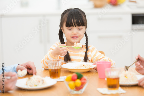 食事している家族