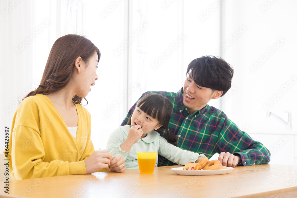おやつを食べる女の子と両親 おやつを食べる女の子と両親