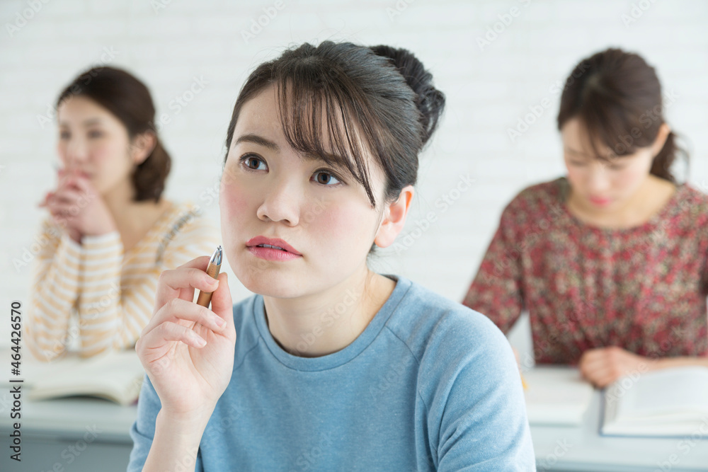 授業を受ける女子大生 授業を受ける女子大生