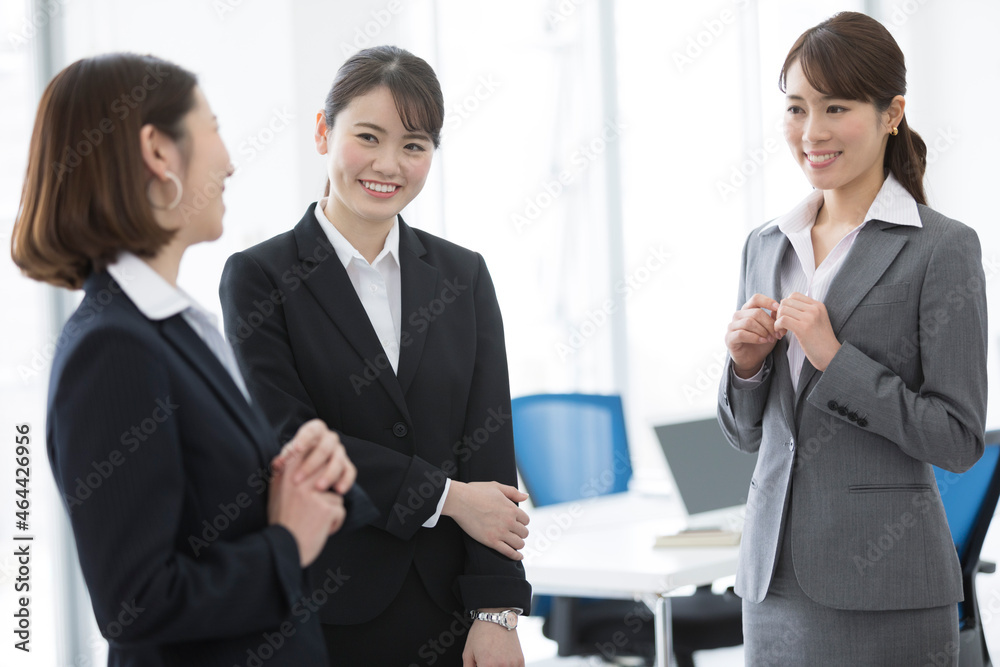 会話するビジネスウーマン3人 会話するビジネスウーマン3人