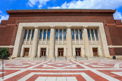Фотография Hill Auditorium is the largest performing arts venue on University of Michigan campus known for its superb acoustics, has served as a showplace for important debuts