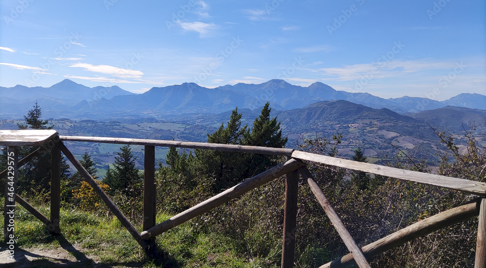 Fototapeta premium Panorama dalla cima del Monte Sant'Angelo in Arcevia nelle Marche