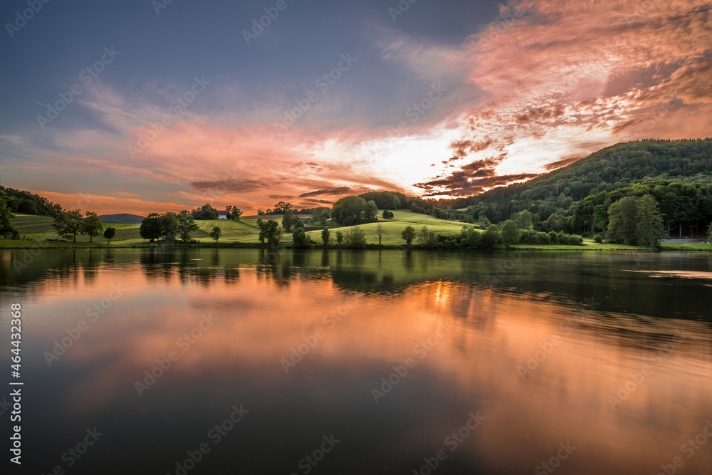 Bild der Landschaft im bayerischen Wald des Ebenreuther See während Sonnenuntergang, Deutschland