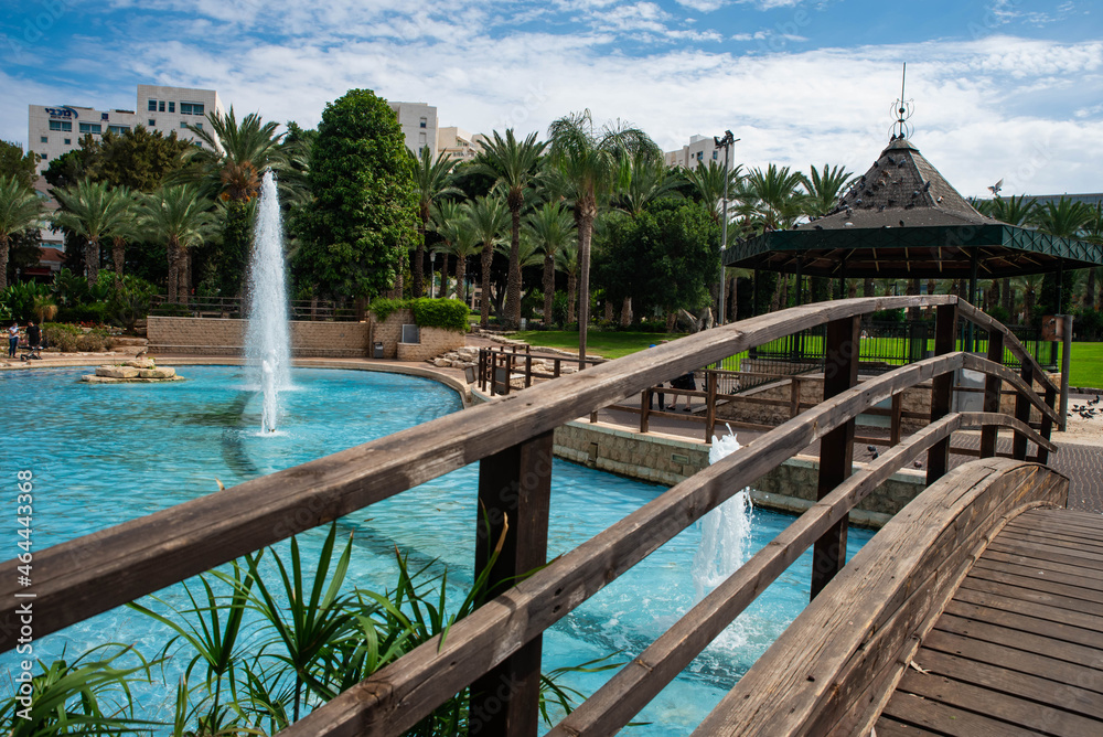 Foto de Fountains and palms in city garden park in Israel, Rishon ...