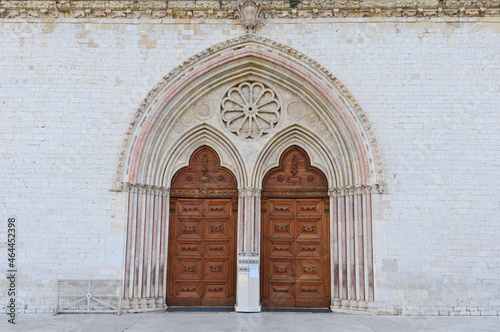 Assisi, il portale della Basilica Superiore di San Francesco © lamio