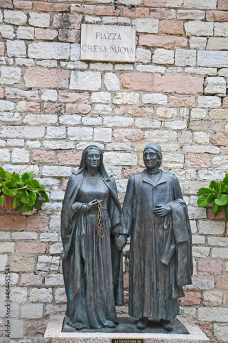 Assisi, statue della piazza della Chiesa Nuova