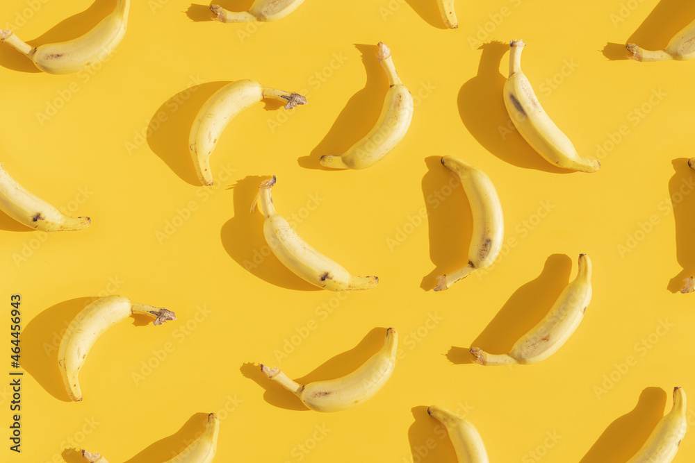 Fototapeta premium Banana pattern on a yellow background.