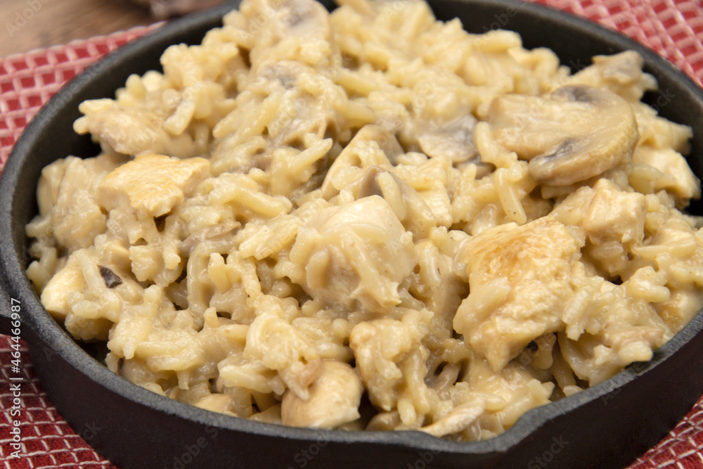 risotto au poulet et champignons sur une table risotto au poulet et champignons sur une table