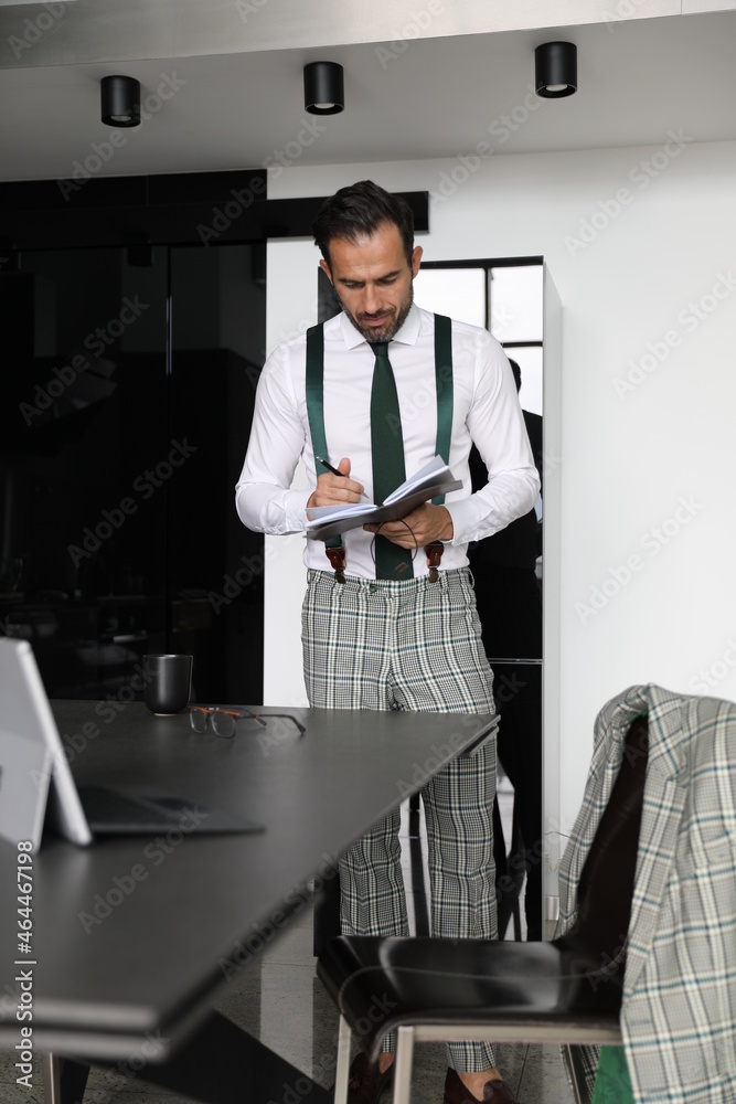 Biznesmen szykujący się do pracy. 