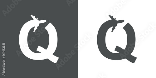 Logotipo con silueta de avión con trayectoria con forma de letra inicial Q en fondo gris y fondo blanco