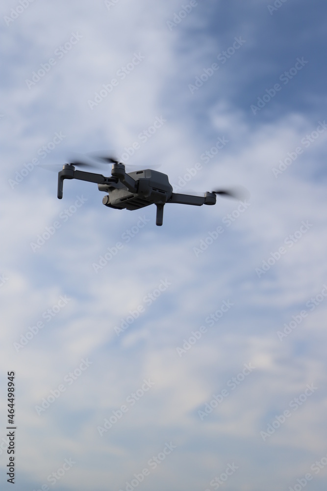 白い雲と青空を飛行するドローン！