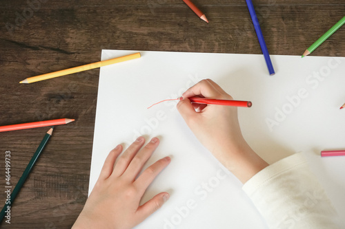 The child drawing pictures with colored pencils. 色鉛筆で絵を描く子供