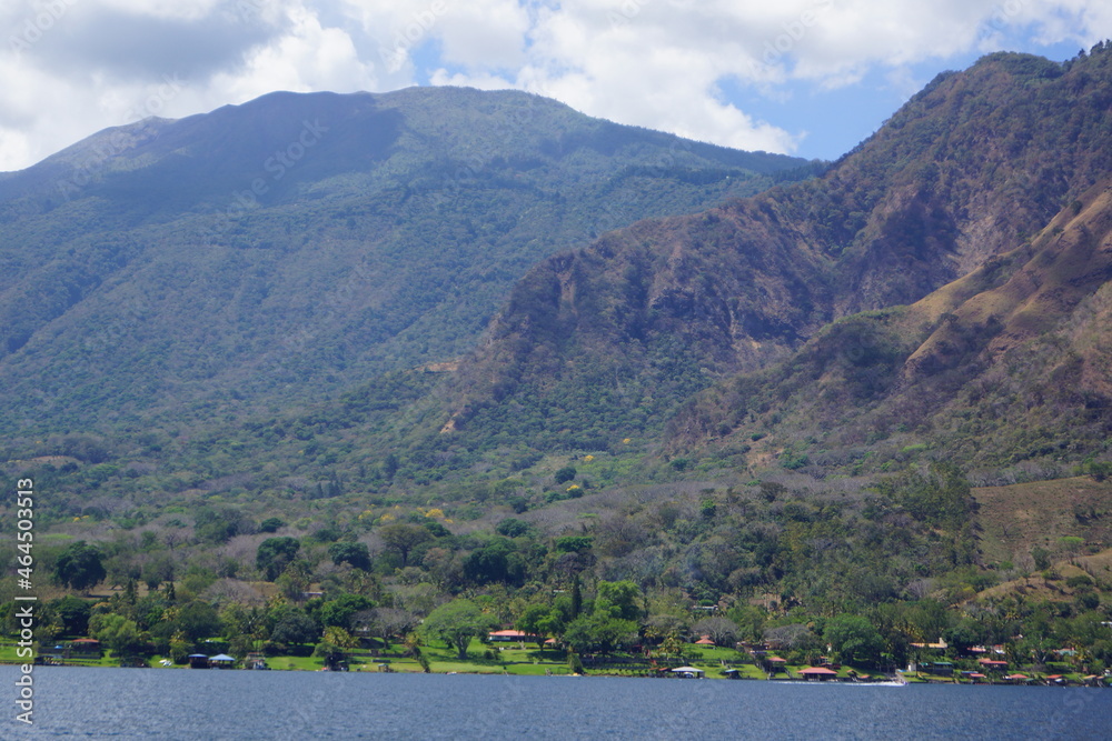 エルサルバドル・サンタアナ近郊 コアテペケ湖の景色