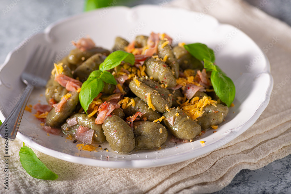 Spinach gnocchi with ham