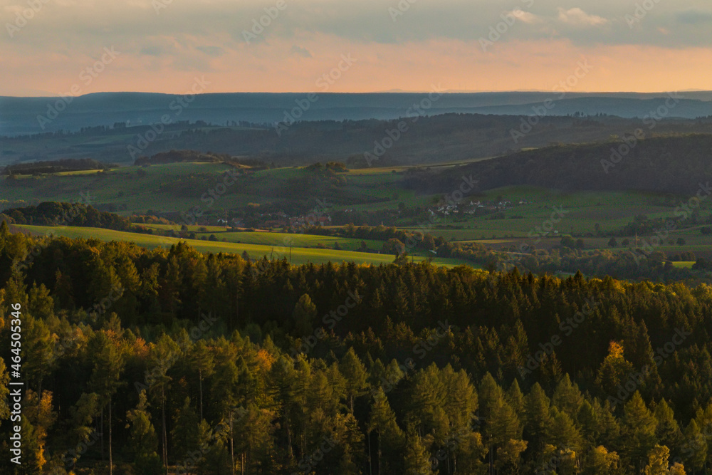 Naklejka premium Ausblick bei Dämmerung in ein Tal im Harz