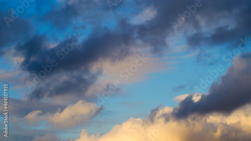 Passage de quelques cumulus de beau temps, par une journée ensoleillée