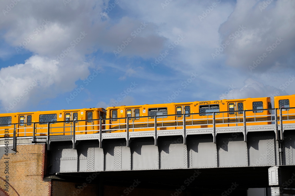 U Bahn auf Stahlbrücke