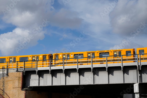 Obraz na płótnie U Bahn auf Stahlbrücke w salonie