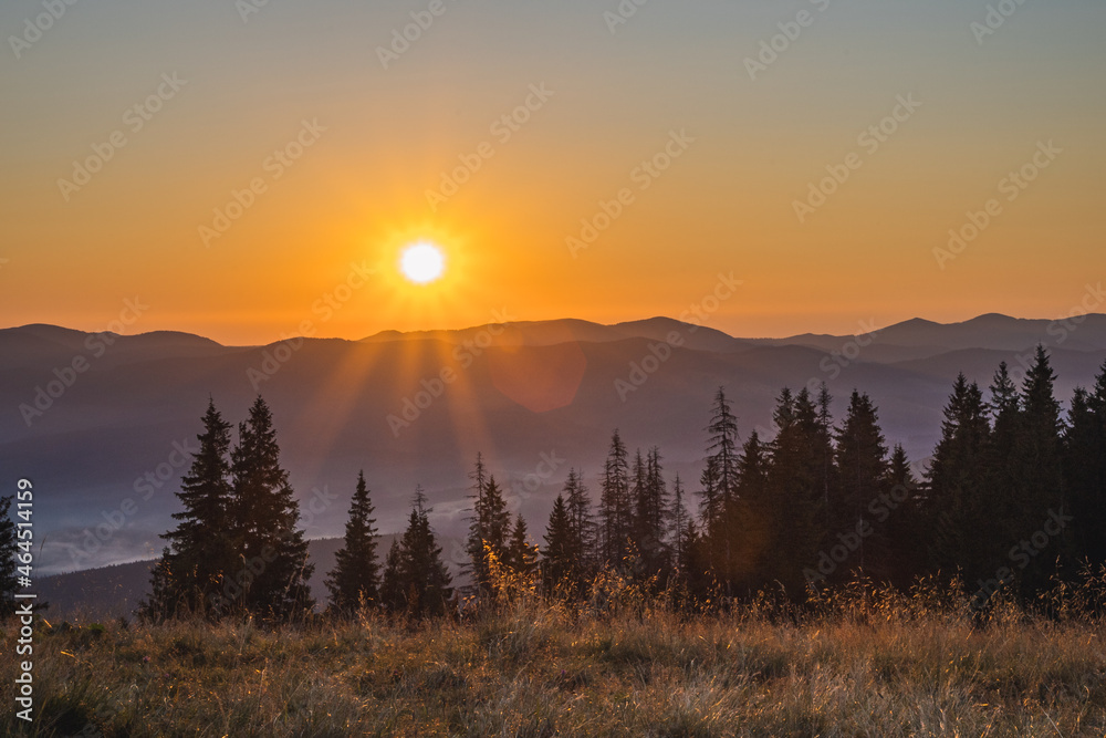 Obraz premium the sun rises over the mountain peaks. vacation in the mountains