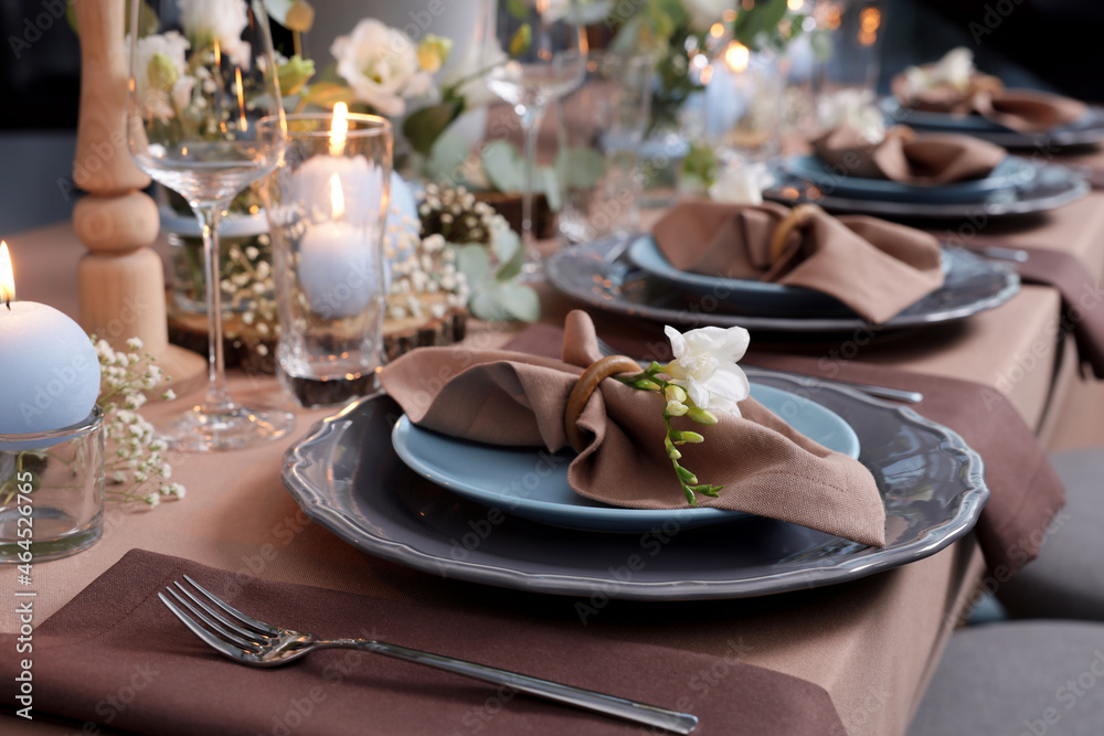 Fototapeta premium Elegant table setting with beautiful floral decor
