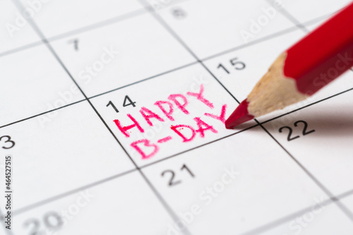Person marks the date on the calendar as a birthday reminder © gesrey
