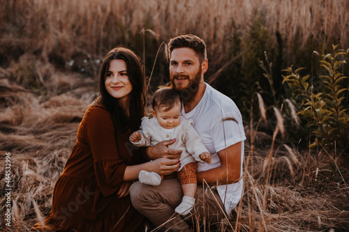 Vater Mutter Kind - gemeinsam Zeit verbringen und Natur erleben photo