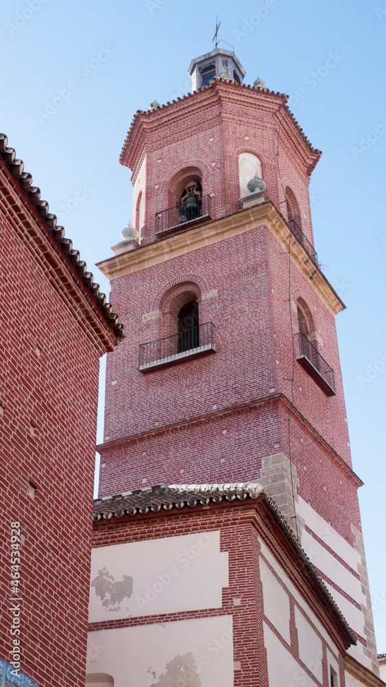 Torre de iglesia de ladrillo rojo en Málaga