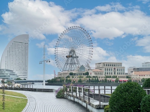 横浜にある遊園地「よこはまコスモワールド」の観覧車の写真	