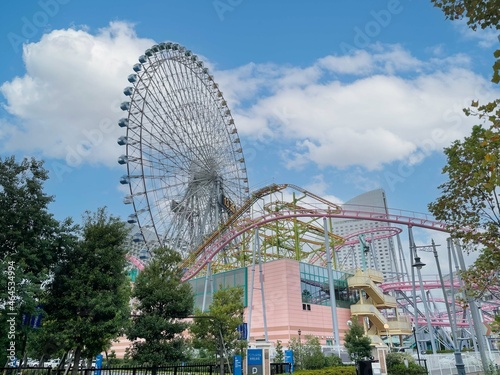 横浜にある遊園地「よこはまコスモワールド」のジェットコースター・観覧車の写真	