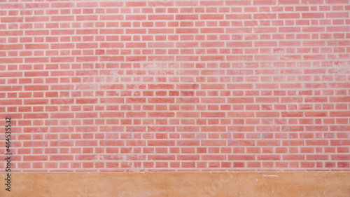 Pared amarilla y ladrillo rosa en fachada monumental de iglesia antigua