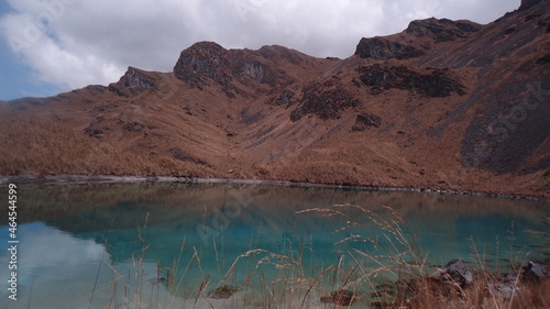 Laguna turquesa en pie de montaña