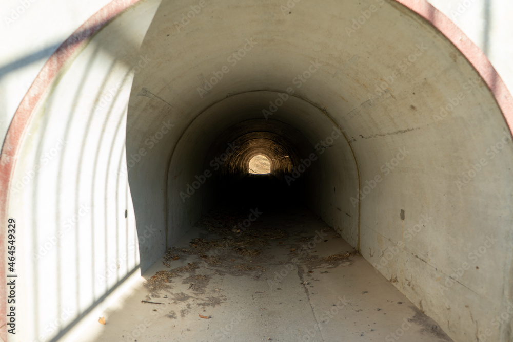 Obraz premium A dimly lit concrete tunnel passage. 