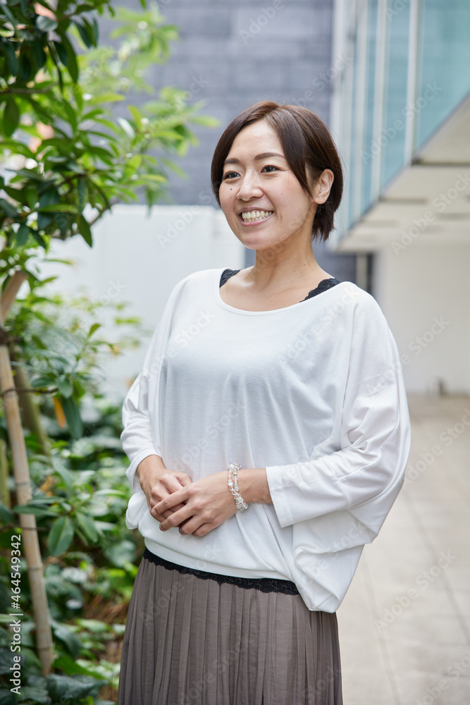屋外で爽やかに笑う日本人女性 屋外で爽やかに笑う日本人女性