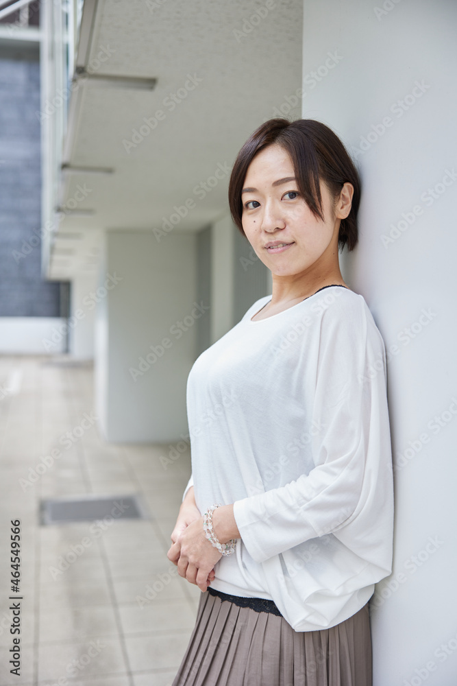 屋外で爽やかに笑う日本人女性 屋外で爽やかに笑う日本人女性