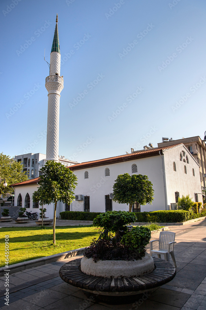 Obraz premium White mosque with minaret on a summer day