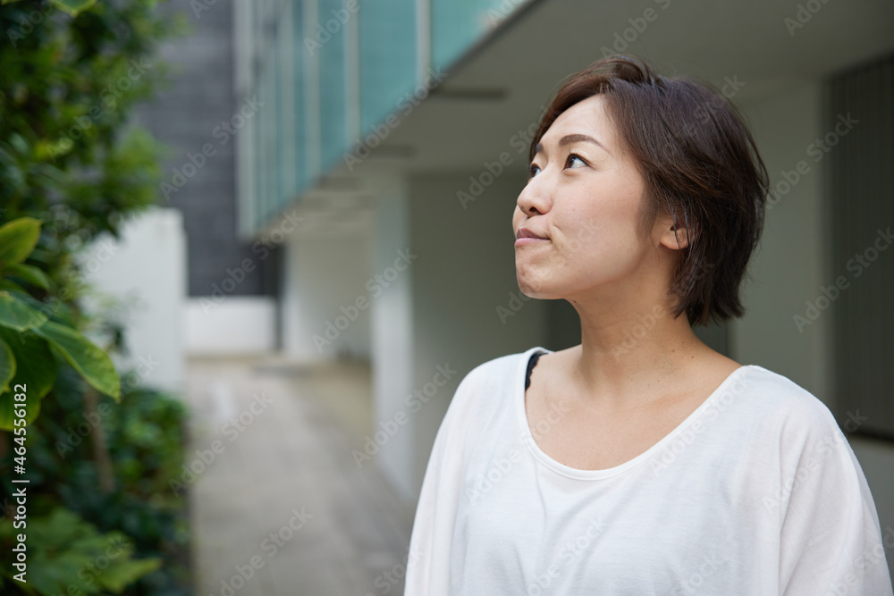 屋外で爽やかに笑う日本人女性