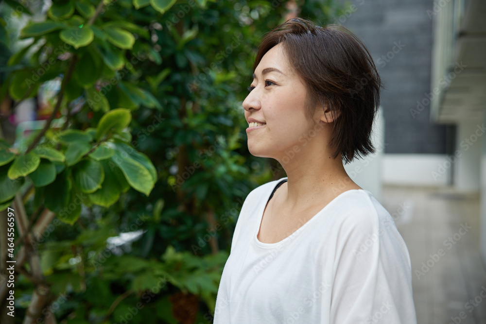 屋外で爽やかに笑う日本人女性